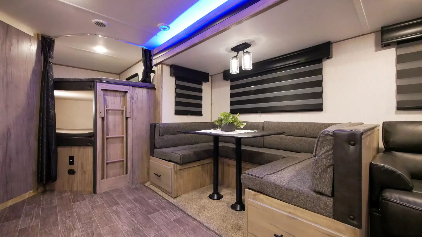 Alpha Wolf 26DBHL Forest River RV